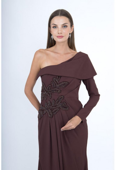 فستان طويل بتصميم كتف واحد وتطريز فاخر