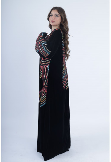 جلابية فاخرة بتطريز تراثي ملون