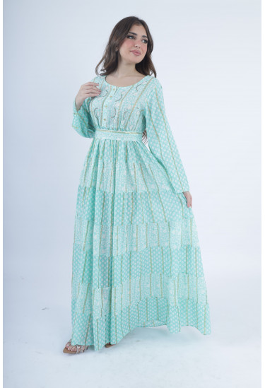 جلابية طويلة بنقوش تراثية مميزة