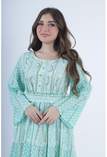 جلابية طويلة بنقوش تراثية مميزة