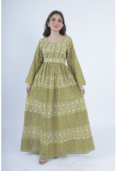 جلابية طويلة بنقوش تراثية مميزة