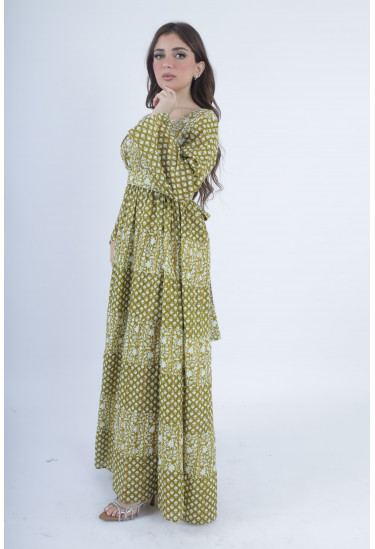 جلابية طويلة بنقوش تراثية مميزة