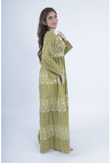 جلابية طويلة بنقوش تراثية مميزة