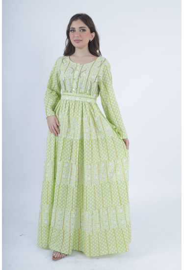 جلابية طويلة بنقوش تراثية مميزة