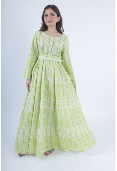 جلابية طويلة بنقوش تراثية مميزة