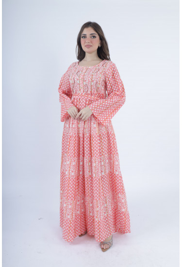 جلابية طويلة بنقوش تراثية مميزة