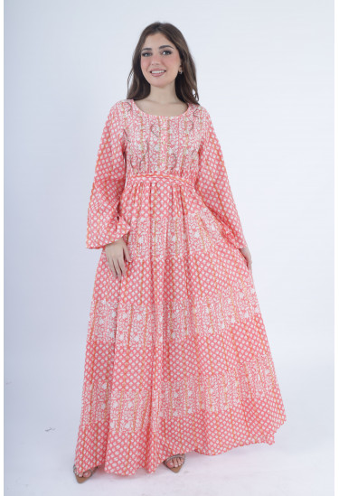 جلابية طويلة بنقوش تراثية مميزة