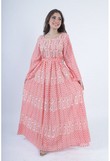 جلابية طويلة بنقوش تراثية مميزة