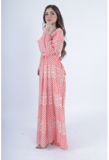 جلابية طويلة بنقوش تراثية مميزة