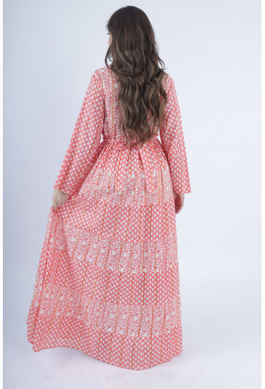 جلابية طويلة بنقوش تراثية مميزة