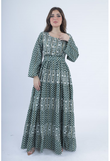 جلابية طويلة بنقوش تراثية مميزة