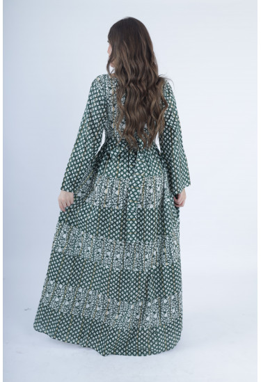 جلابية طويلة بنقوش تراثية مميزة