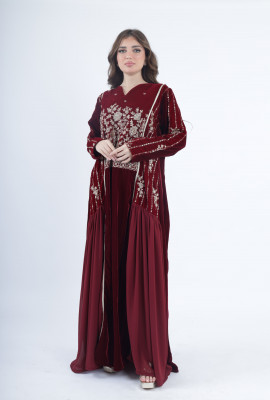 جلابية مخملية فاخرة بتطريز فضي وزخارف ملكية