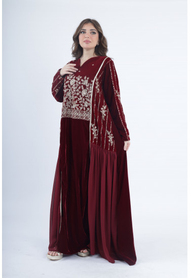 جلابية مخملية فاخرة بتطريز فضي وزخارف ملكية