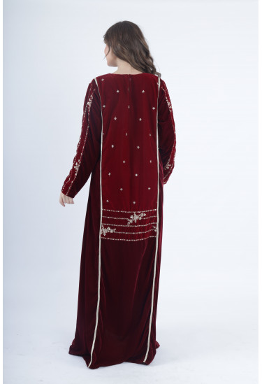 جلابية مخملية فاخرة بتطريز فضي وزخارف ملكية