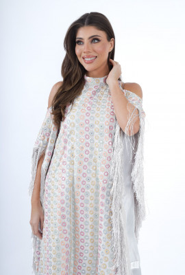 جلابية فاخرة مزينة بهدب مع نقوش دائرية ملونة