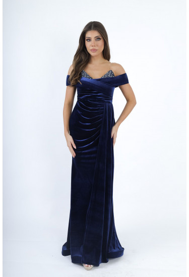 فستان سهرة مخملي بتصميم أوف شولدر ولمسة لامعة