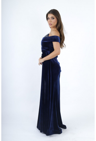 فستان سهرة مخملي بتصميم أوف شولدر ولمسة لامعة