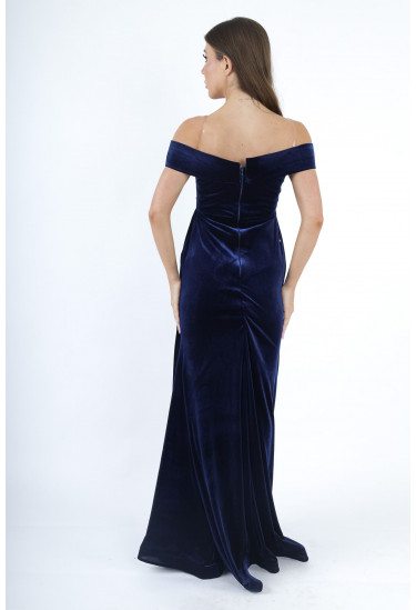 فستان سهرة مخملي بتصميم أوف شولدر ولمسة لامعة