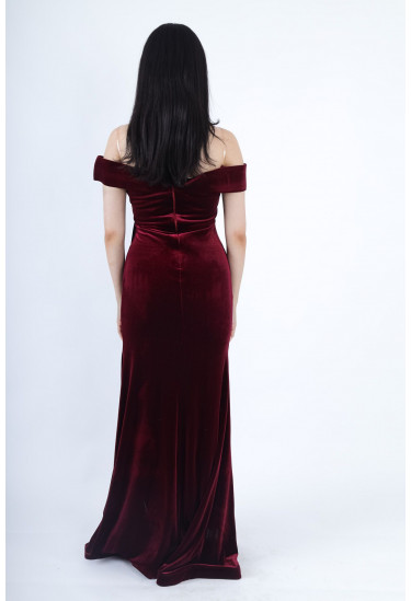 فستان سهرة مخملي بتصميم أوف شولدر ولمسة لامعة