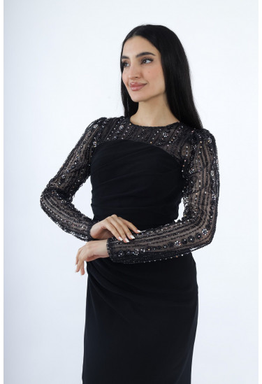 فستان سهرة راقٍ بأكمام شفافة مطرزة  