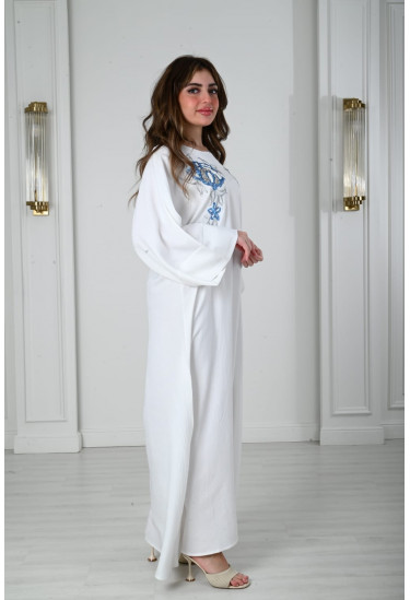 جلابيه طويله مزينه بالازهار المطرزه بشكل انيق 