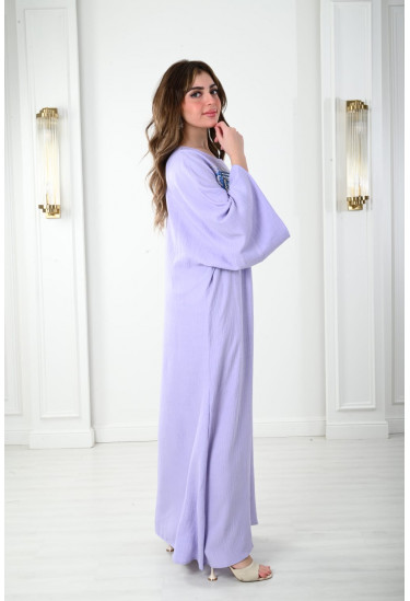 جلابيه طويله مزينه بالازهار المطرزه بشكل انيق 