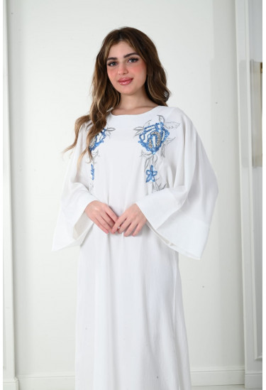 جلابيه طويله مزينه بالازهار المطرزه بشكل انيق 