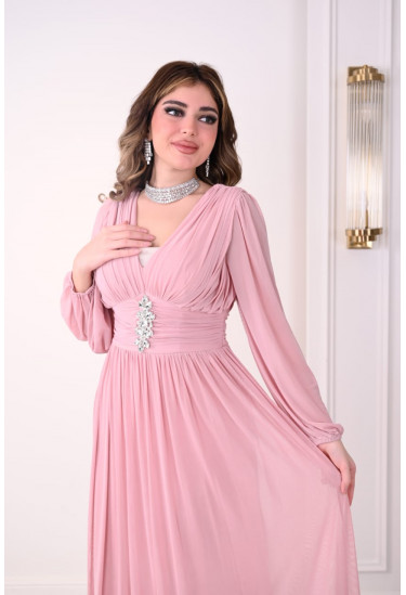 فستان نسائي طويل بلمسة براقة