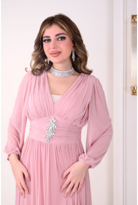 فستان نسائي طويل بلمسة براقة