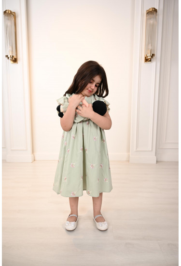 فستان بناتي بتطريز رقيق