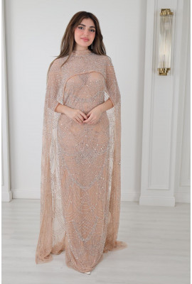 فستان أنيق مزين بالأحجار اللامعة مع كاب فاخر