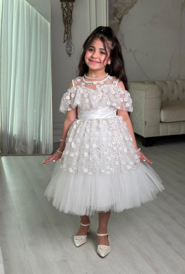 فستان طفلة أنيق  مع تطريز زهور وتفاصيل دانتيل