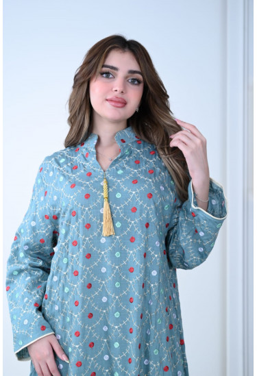 جلابية نسائية مطرزة بزهور صغيرة وأكمام واسعة