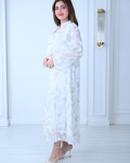 جلابية بيضاء مطرزة بنعومة الأنوثة