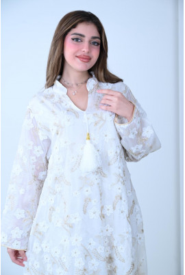 جلابية بيضاء مطرزة بنعومة الأنوثة