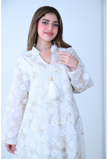 جلابية بيضاء مطرزة بنعومة الأنوثة