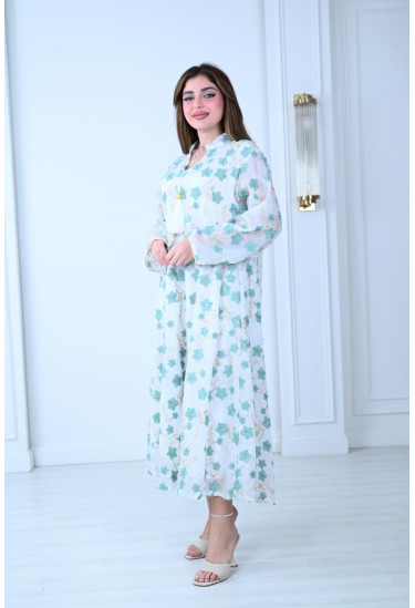 جلابية بيضاء مطرزة بنعومة الأنوثة