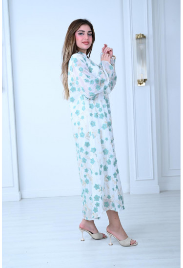 جلابية بيضاء مطرزة بنعومة الأنوثة