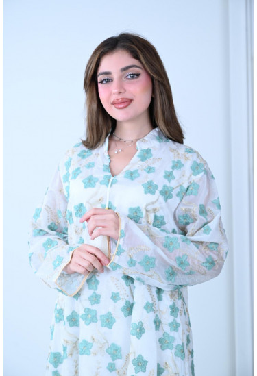 جلابية بيضاء مطرزة بنعومة الأنوثة