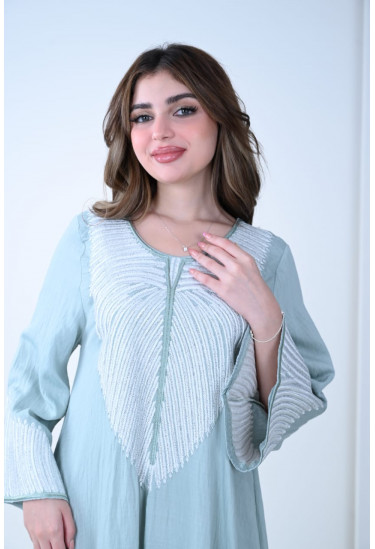 جلابية بتصميم مريح وأنيق للأجواء الصيفية