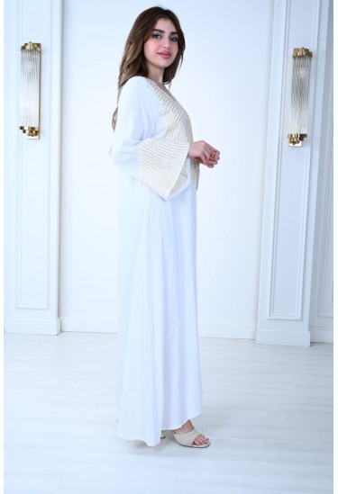 جلابية بتصميم مريح وأنيق للأجواء الصيفية