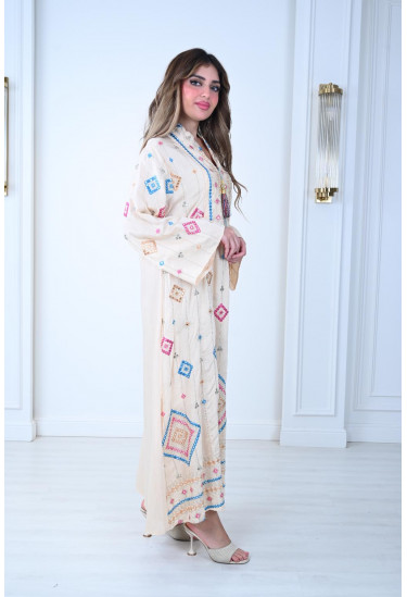 جلابية مطرزة بنقوش هندسية ملونة 