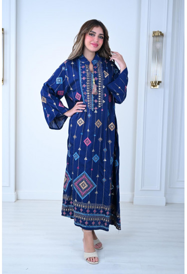 جلابية مطرزة بنقوش هندسية ملونة 