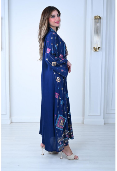 جلابية مطرزة بنقوش هندسية ملونة 