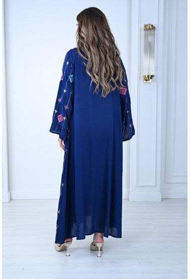 جلابية مطرزة بنقوش هندسية ملونة 