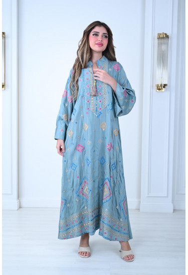 جلابية مطرزة بنقوش هندسية ملونة 