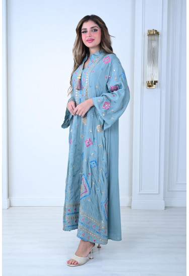 جلابية مطرزة بنقوش هندسية ملونة 