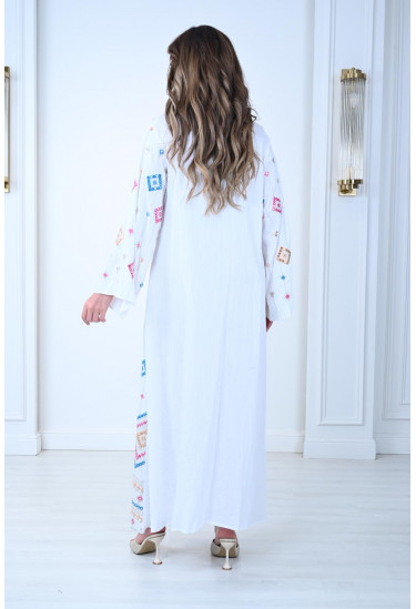 جلابية مطرزة بنقوش هندسية ملونة 