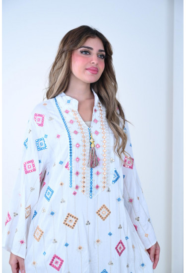جلابية مطرزة بنقوش هندسية ملونة 